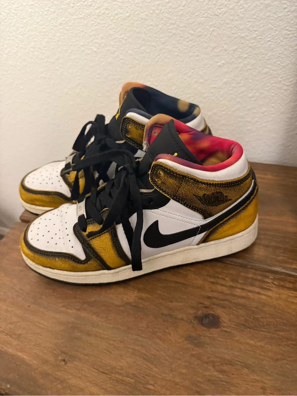 Nike Air Jordan 1 Mid SE “Wear-away” sneakers
